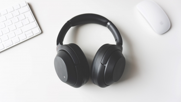 Hörer empfinden Podcast-Werbung als aufdringlich - Viele Deutsche hören Podcasts - die meisten von ihnen empfinden Werbung darin jedoch als aufdringlich - Quelle: Tomasz Gawłowski / unsplash.de